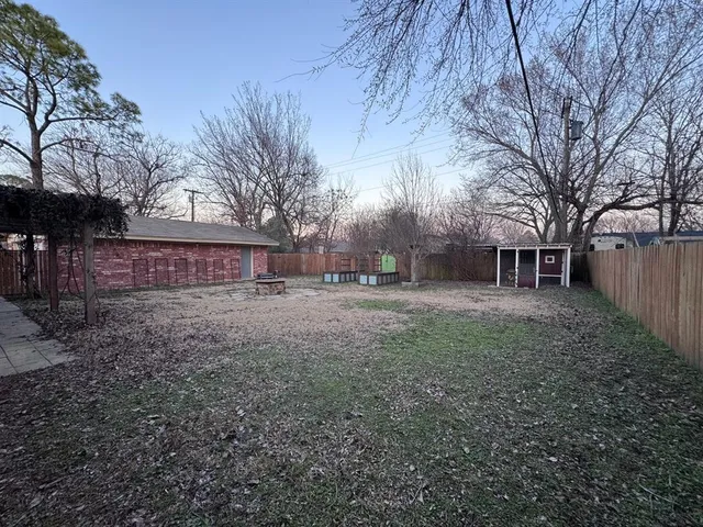 a view of a yard with a house