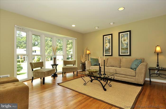 9111 Kirkdale Road Bethesda, MD 20817 - Photo 10 of 30 Living Room
