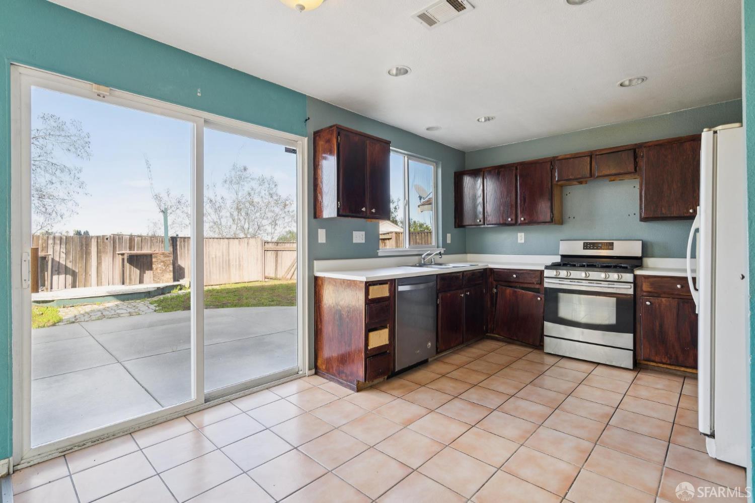 1157 Rockspring Way Antioch, CA 94531 - Photo 17 of 39