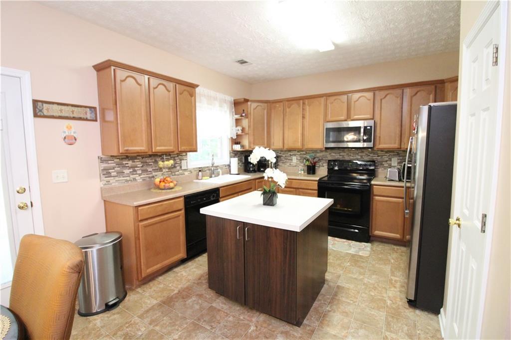 2402 Bancroft Way Buford, GA 30519 - Photo 11 of 36