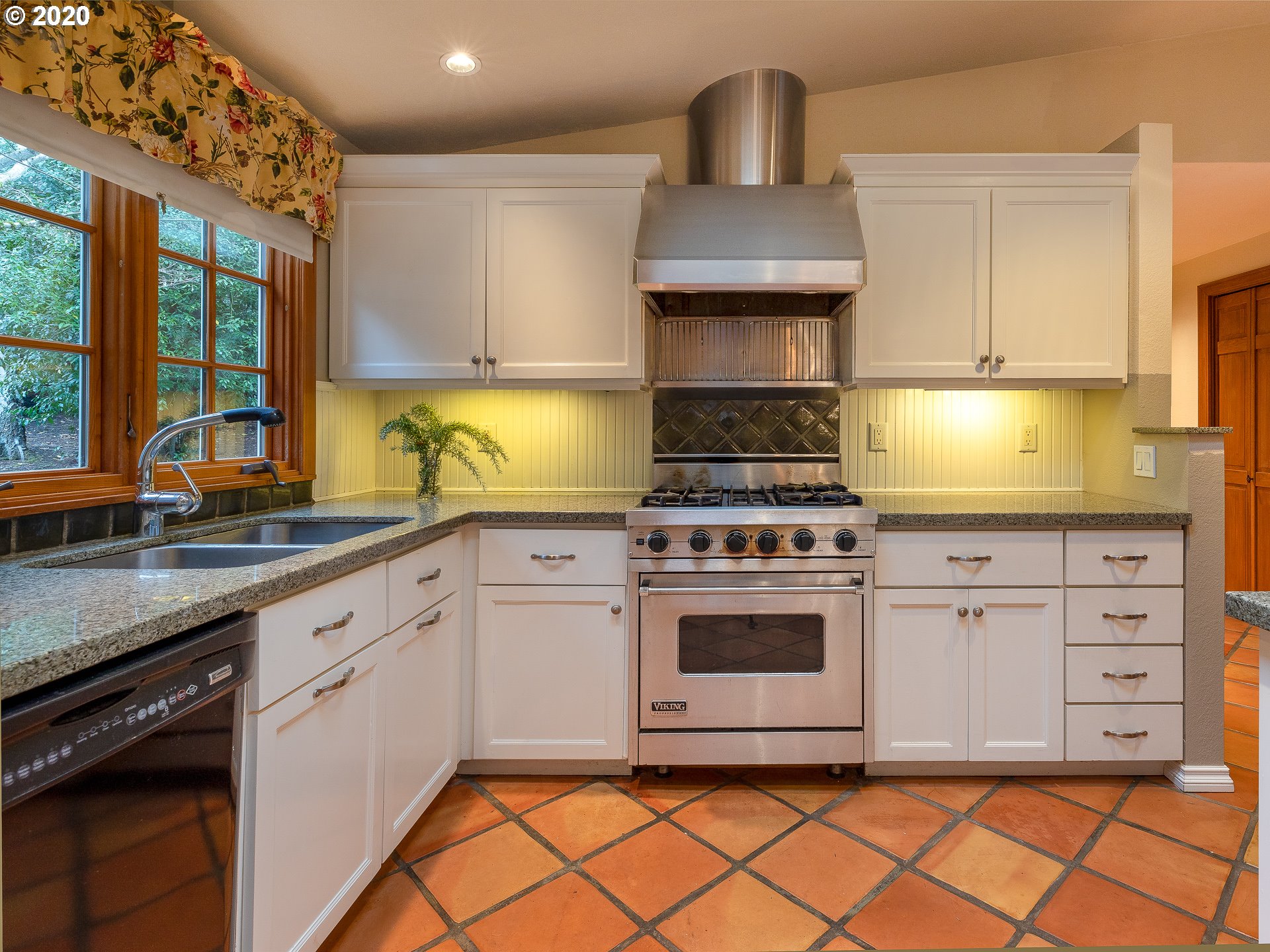 5814 Southwest Multnomah Boulevard Portland, OR 97219 - Photo 13 of 29 Gallery Image 13