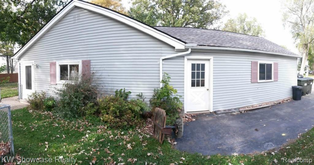 3190 Emmons Avenue Rochester, MI 48307 - Photo 21 of 27 3190-Emmons__OUTSIDE_Left_02.jpg