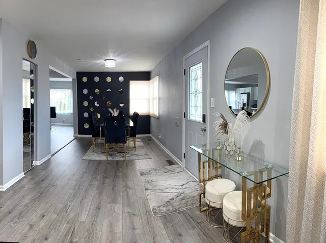 wooden floor in livingroom with wooden floor