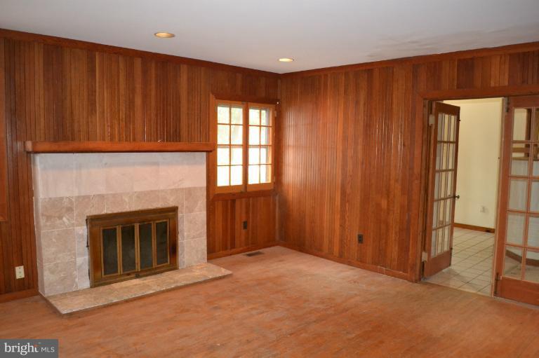 335 Cove Road Riva, MD 21140 - Photo 4 of 12 Family Room