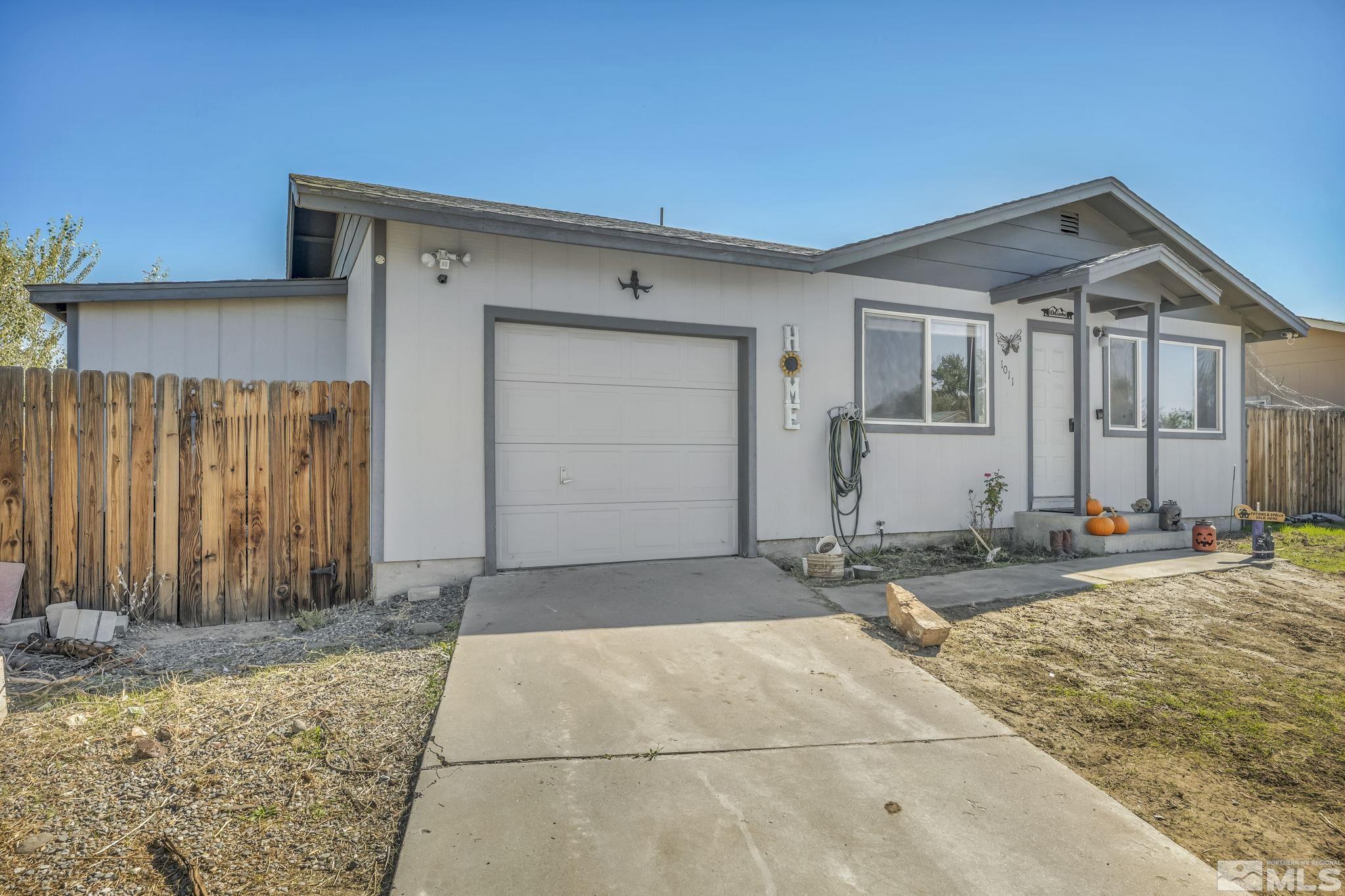 1011 Bonnie Lane Fallon, NV 89406 - Photo 3 of 31 a view of backyard of the house