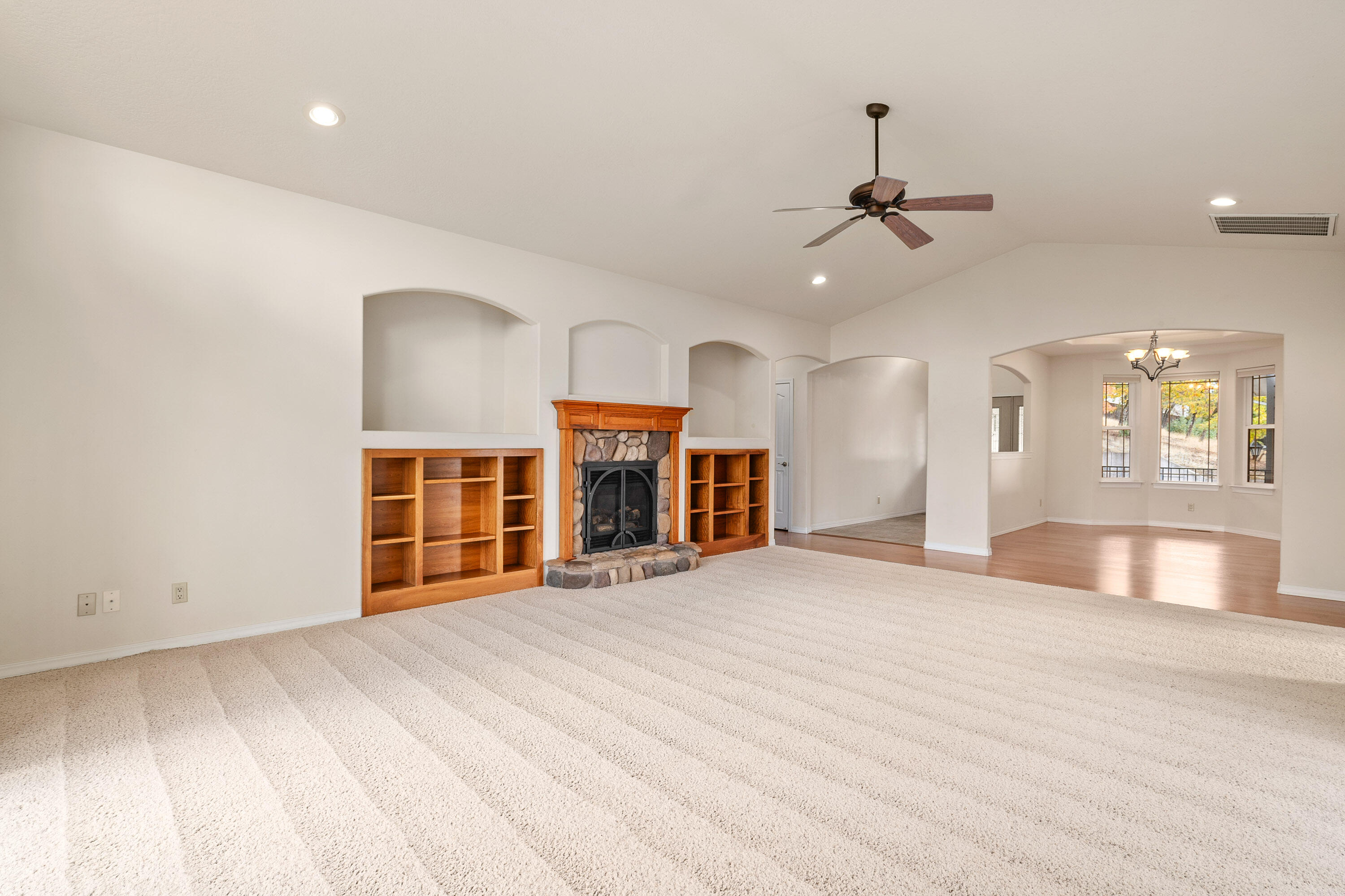 142 Northwest Native Run Loop Grants Pass, OR 97526 - Photo 9 of 48 Living Room