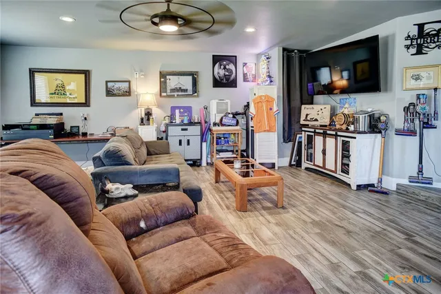 $990,000 | 1940 County Road 335, Shiner, TX 77984