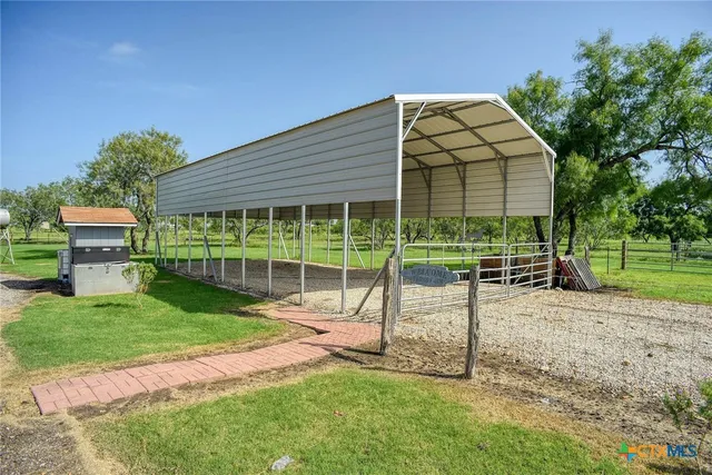 $990,000 | 1940 County Road 335, Shiner, TX 77984