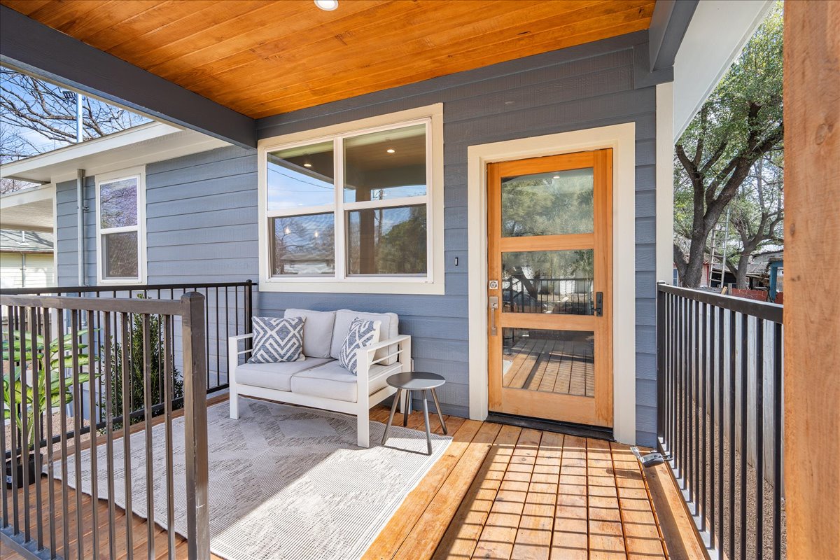 1149 Ebert Avenue, Unit D Austin, TX 78721 - Photo 7 of 34 View of balcony