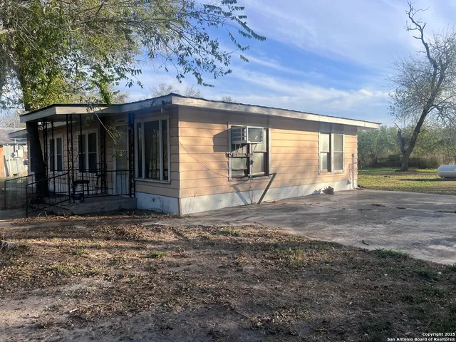 a view of a house with a yard