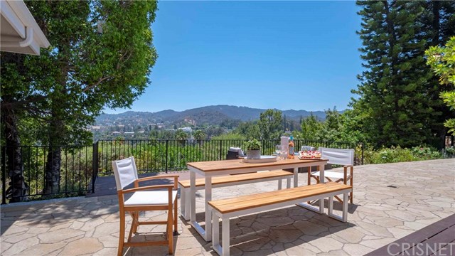 17040 Countess Place Encino, CA 91436 - Photo 2 of 18