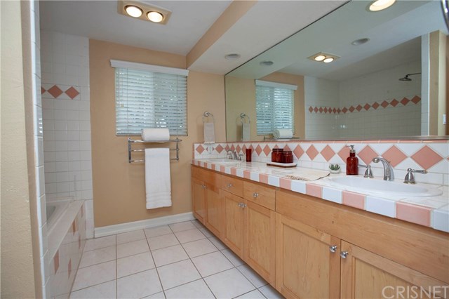 17040 Countess Place Encino, CA 91436 - Photo 13 of 18