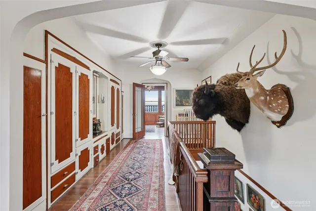 a view of an entryway with a workspace