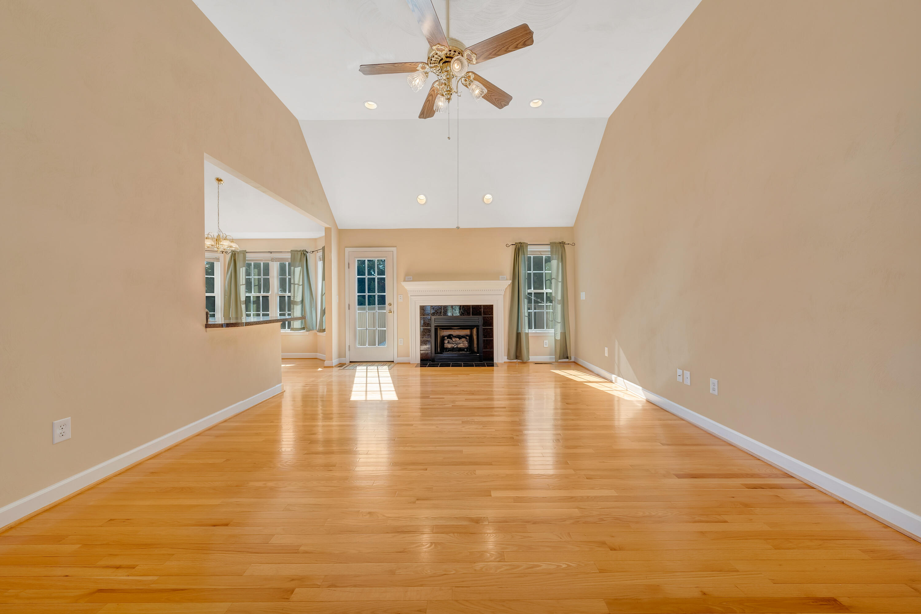 600 Castleridge Road Vinton, VA 24179 - Photo 4 of 36 07-DSC08472