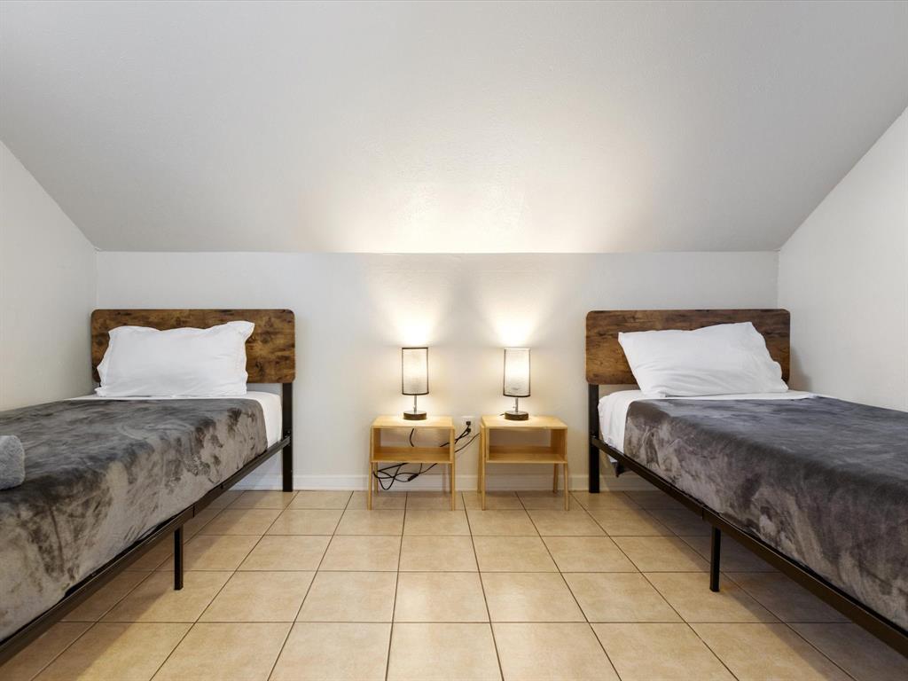 3614 Parader Court Dallas, TX 75228 - Photo 31 of 40 a bedroom with a bed and lamp