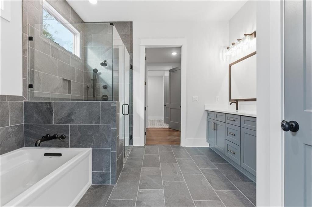 27 Linda Road Southwest Cartersville, GA 30120 - Photo 26 of 51 a bathroom with a tub a sink and a mirror