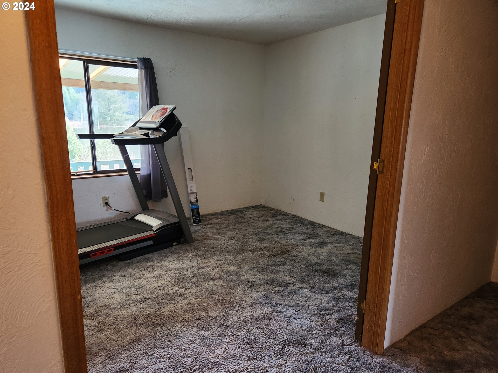 100 River Bend Road, Unit 36 Reedsport, OR 97467 - Photo 23 of 38 a room with gym equipment and a window