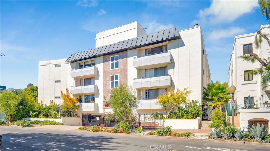 10725 Ohio Avenue, Unit 301 Los Angeles, CA 90024 - Photo 2 of 39 a front view of a building
