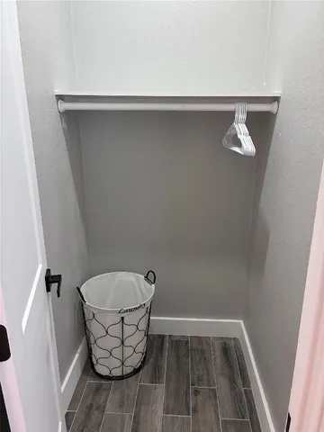 a view of a water fountain in the middle of a yard