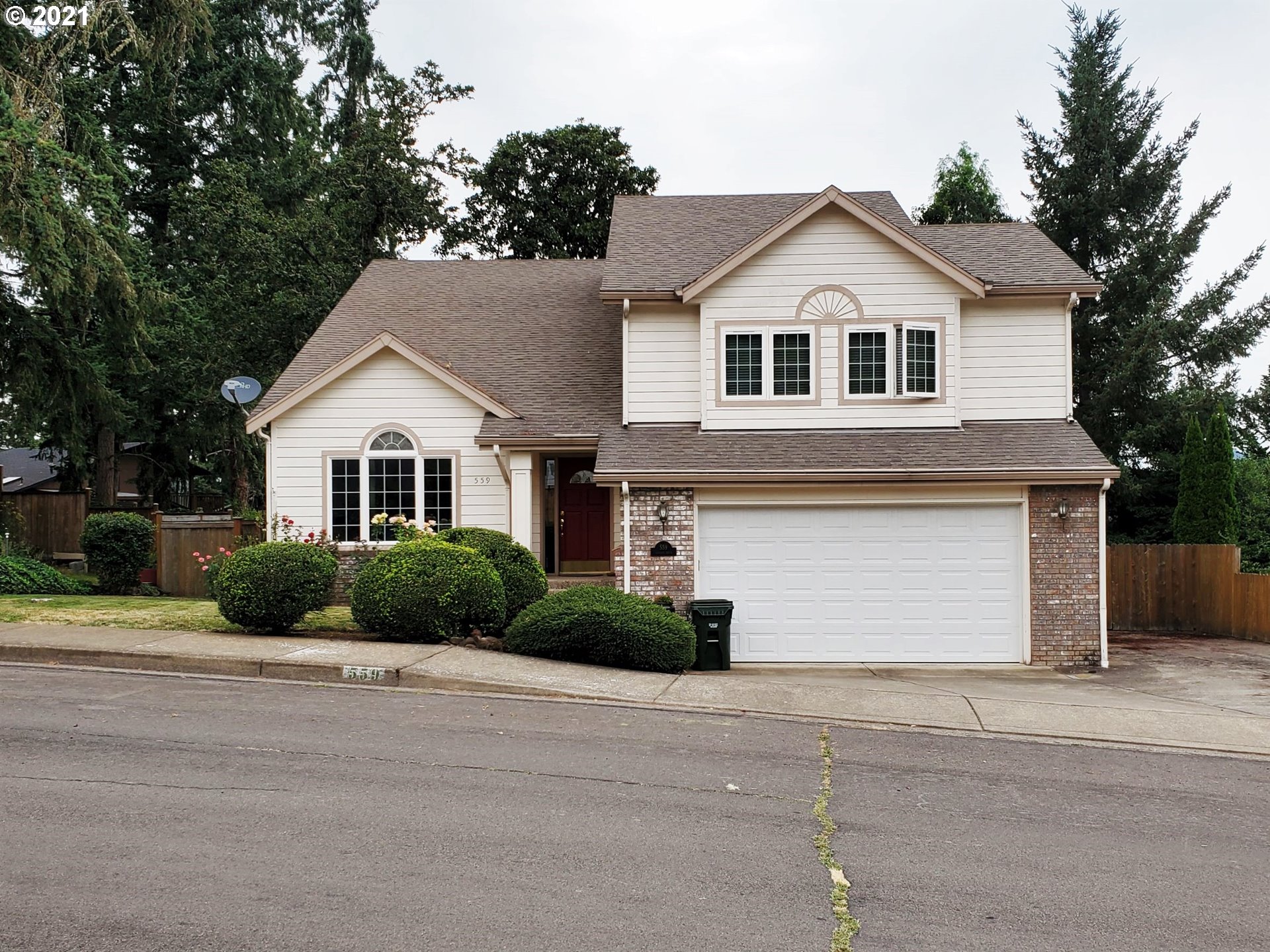 559 Cascade Drive Springfield, OR 97478 - Photo 1 of 10 Gallery Image 1