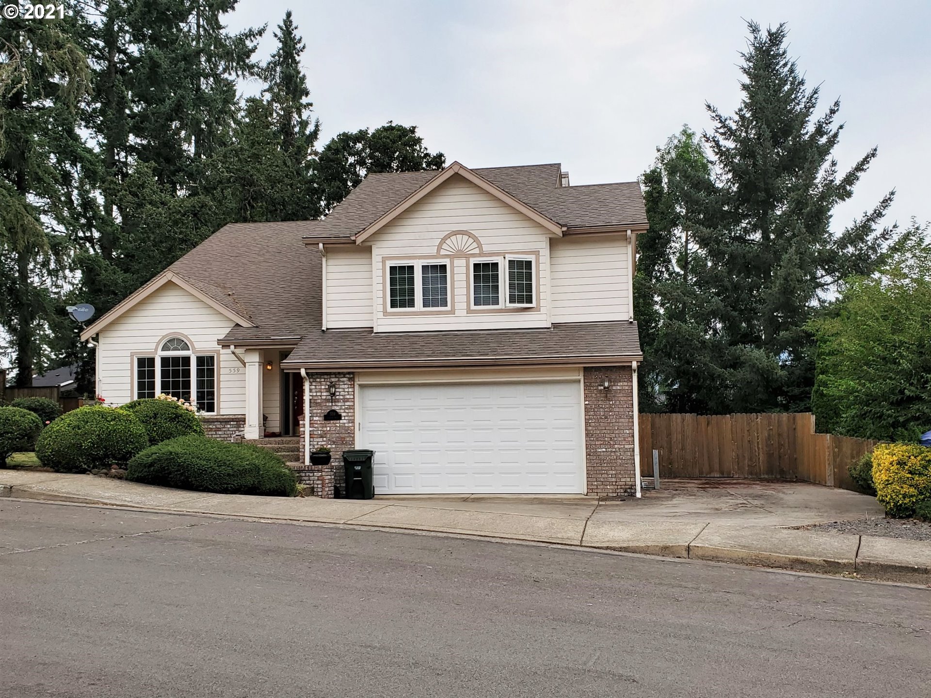 559 Cascade Drive Springfield, OR 97478 - Photo 2 of 10 Gallery Image 2
