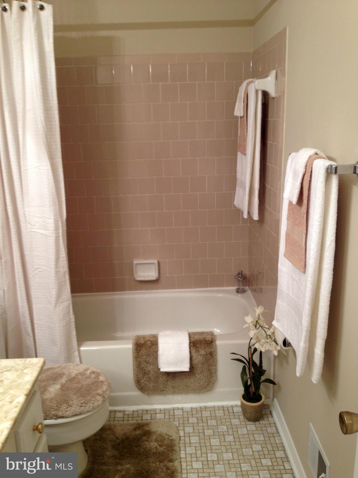 28 Heather Hill Road Catonsville, MD 21228 - Photo 17 of 30 Upper Level Hall Bath