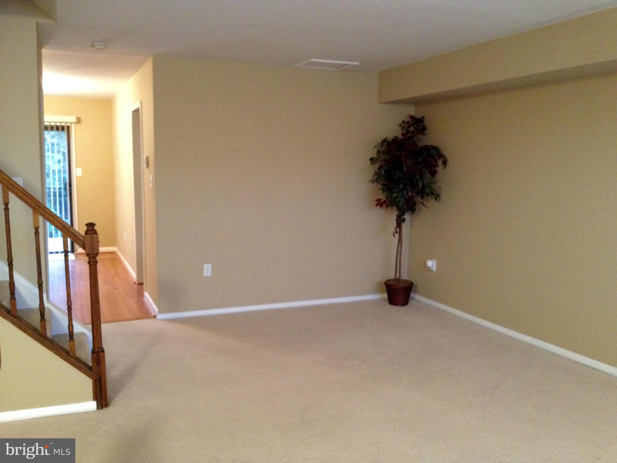 28 Heather Hill Road Catonsville, MD 21228 - Photo 4 of 30 Living Room (19x12)