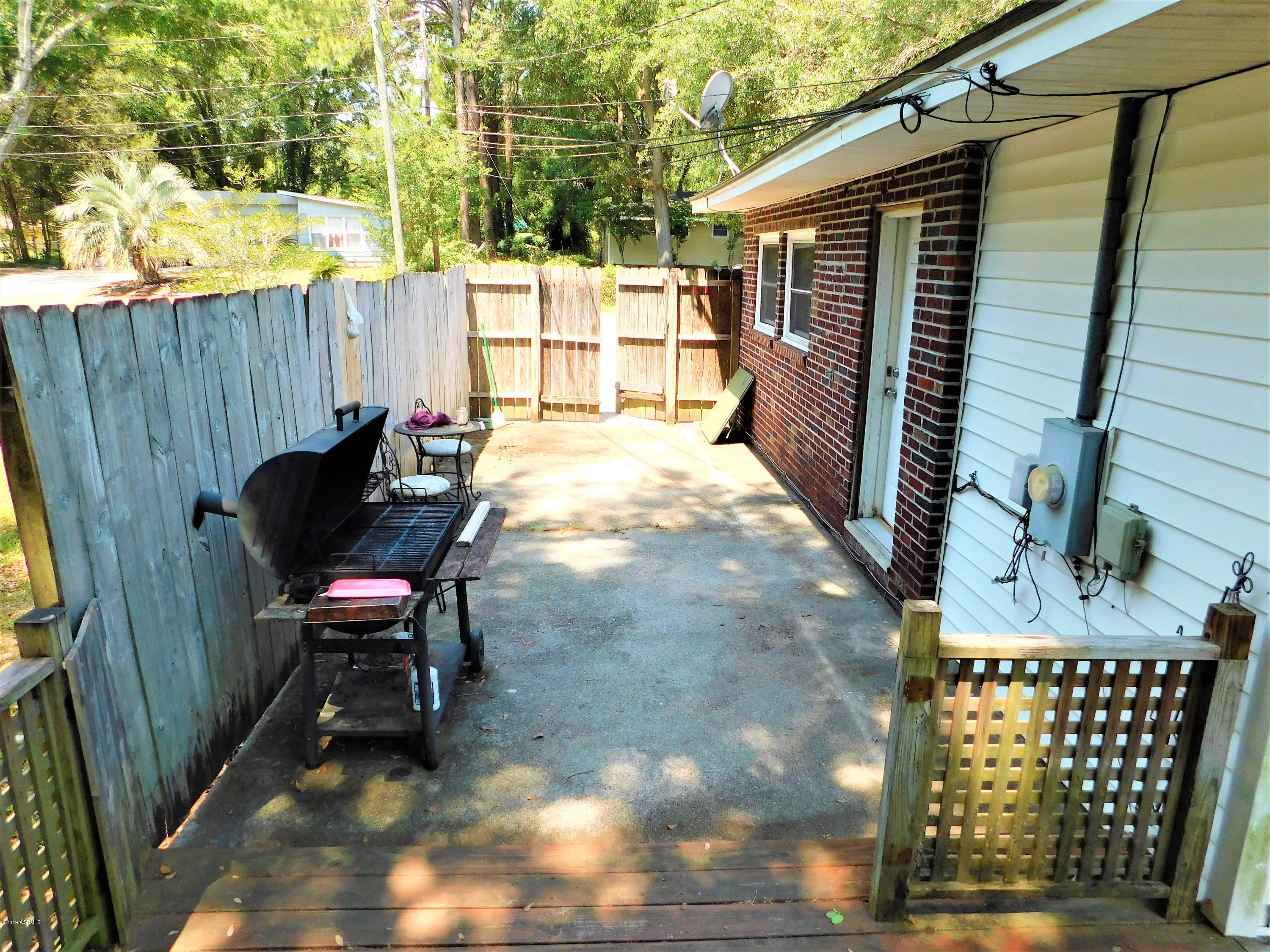 1601 Camellia Road Beaufort, SC 29902 - Photo 18 of 28 18 - Side Yard