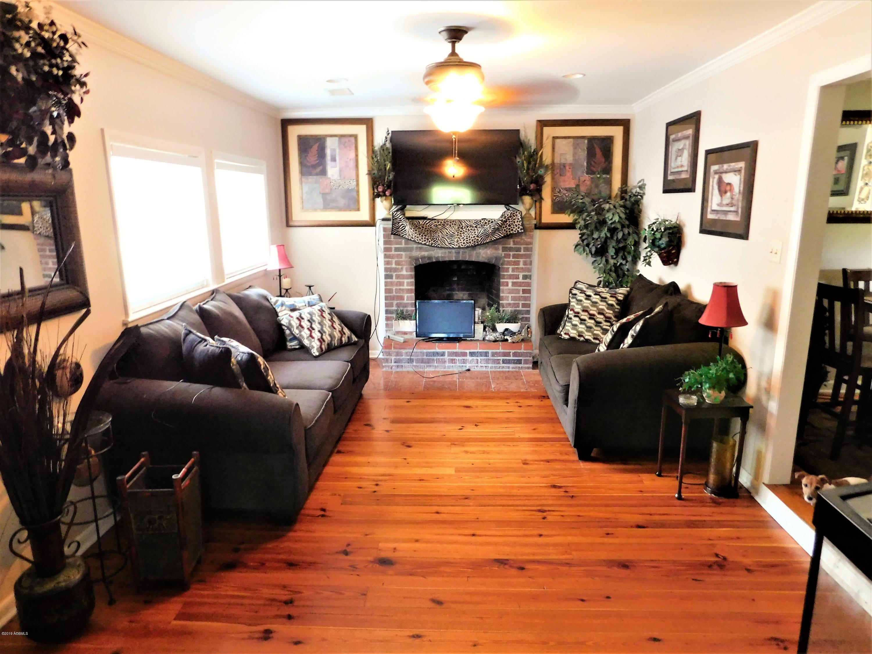1601 Camellia Road Beaufort, SC 29902 - Photo 21 of 28 21 - Family Room