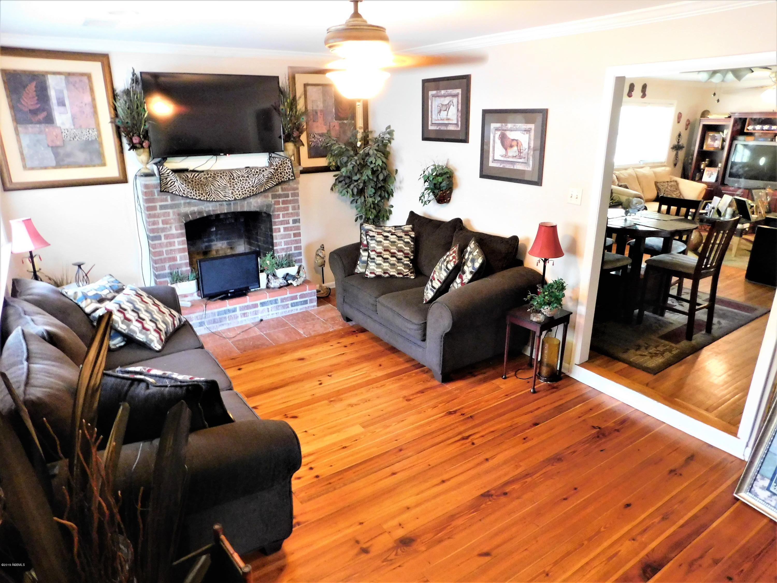 1601 Camellia Road Beaufort, SC 29902 - Photo 3 of 28 03 - Family Room