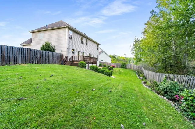 a view of a house with backyard and garden