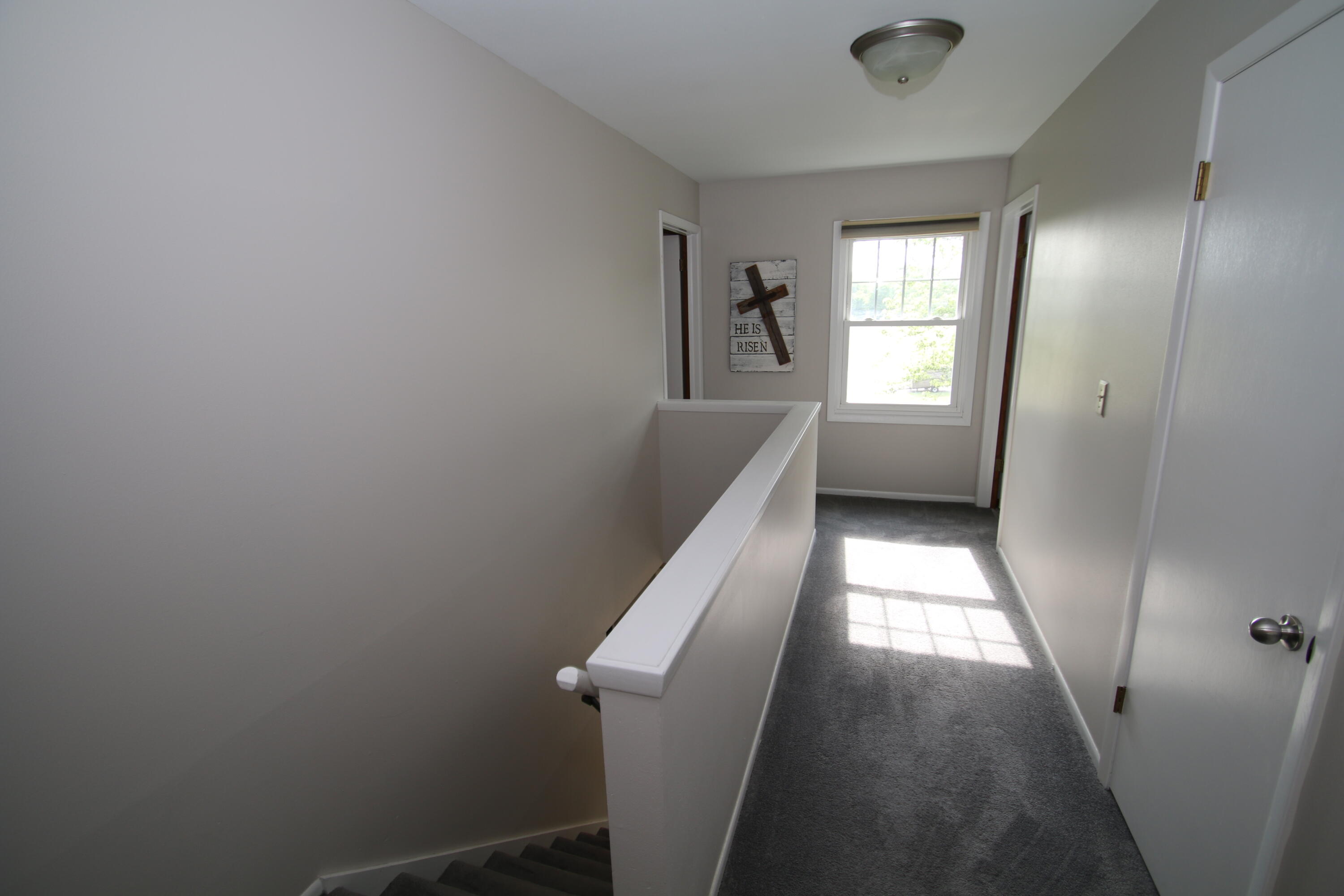 1400 South Ridgeway Road New Berlin, WI 53146 - Photo 26 of 31 Upper Hallway