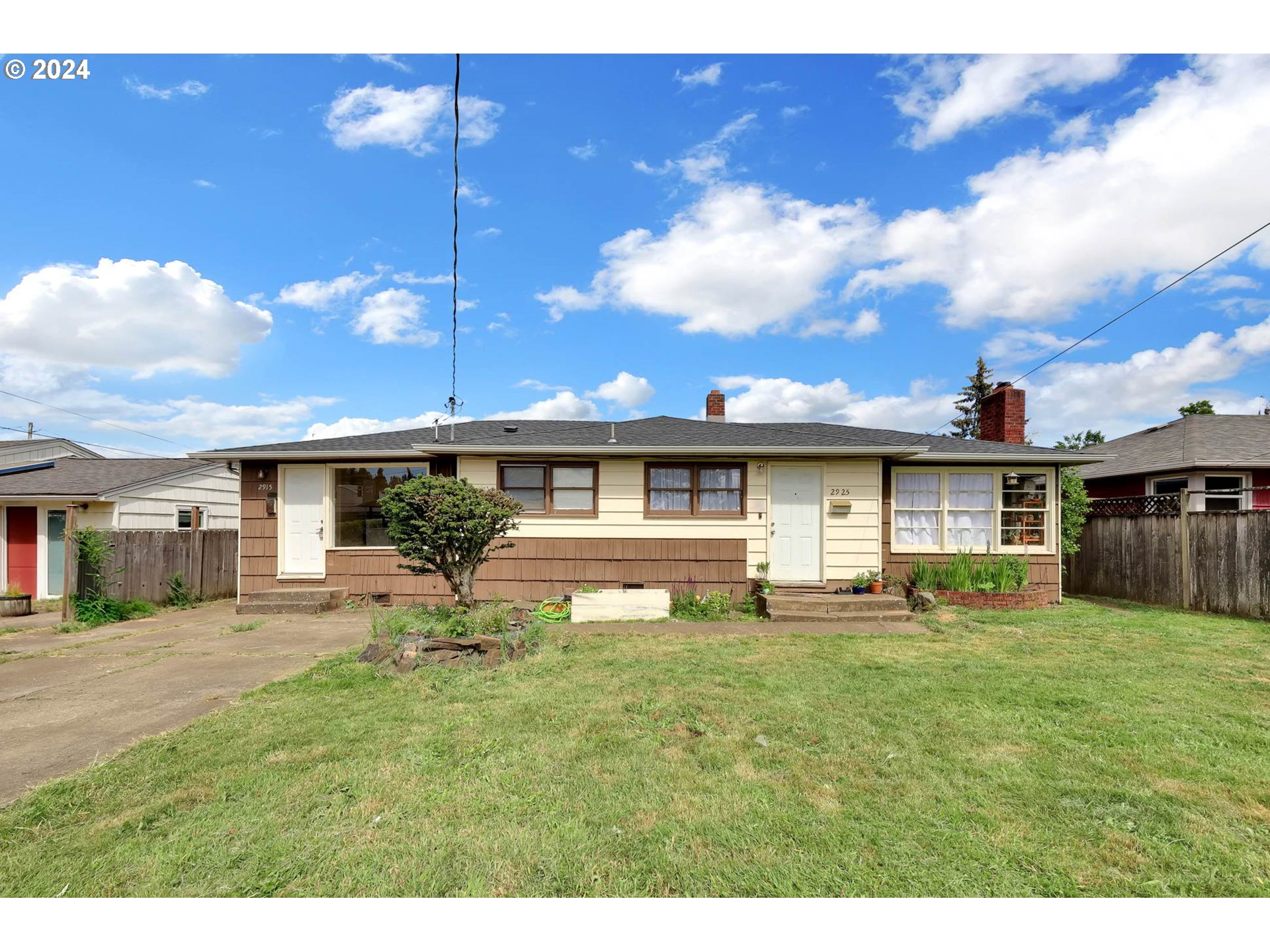 a view of a yard with a house