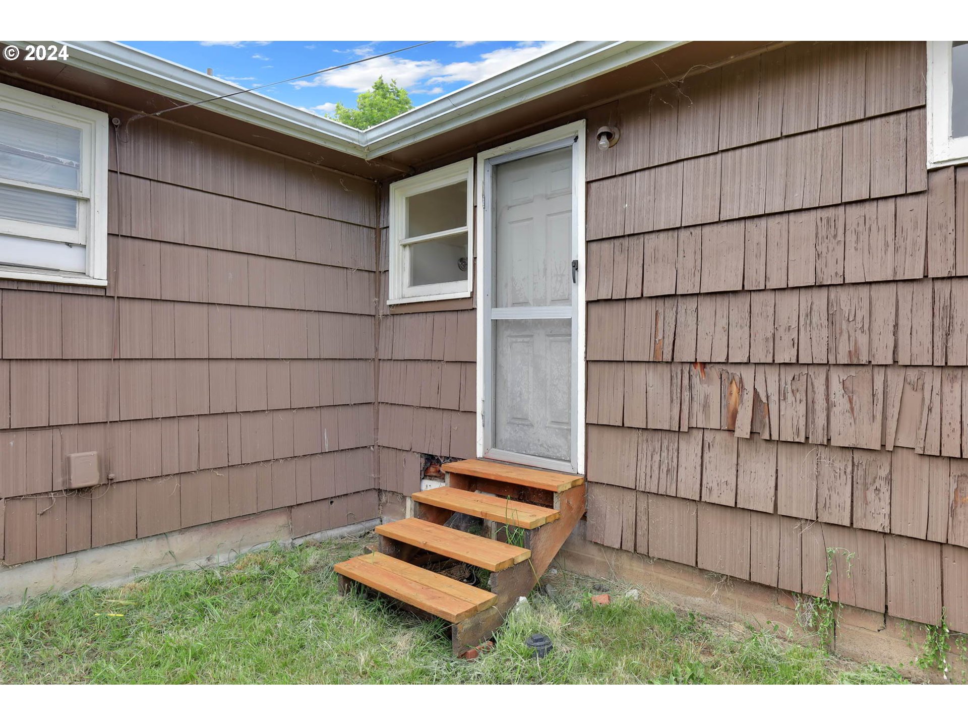 2915-2925 Oak Street Eugene, OR 97405 - Photo 19 of 42 a backyard of a house with wooden fence and a bench