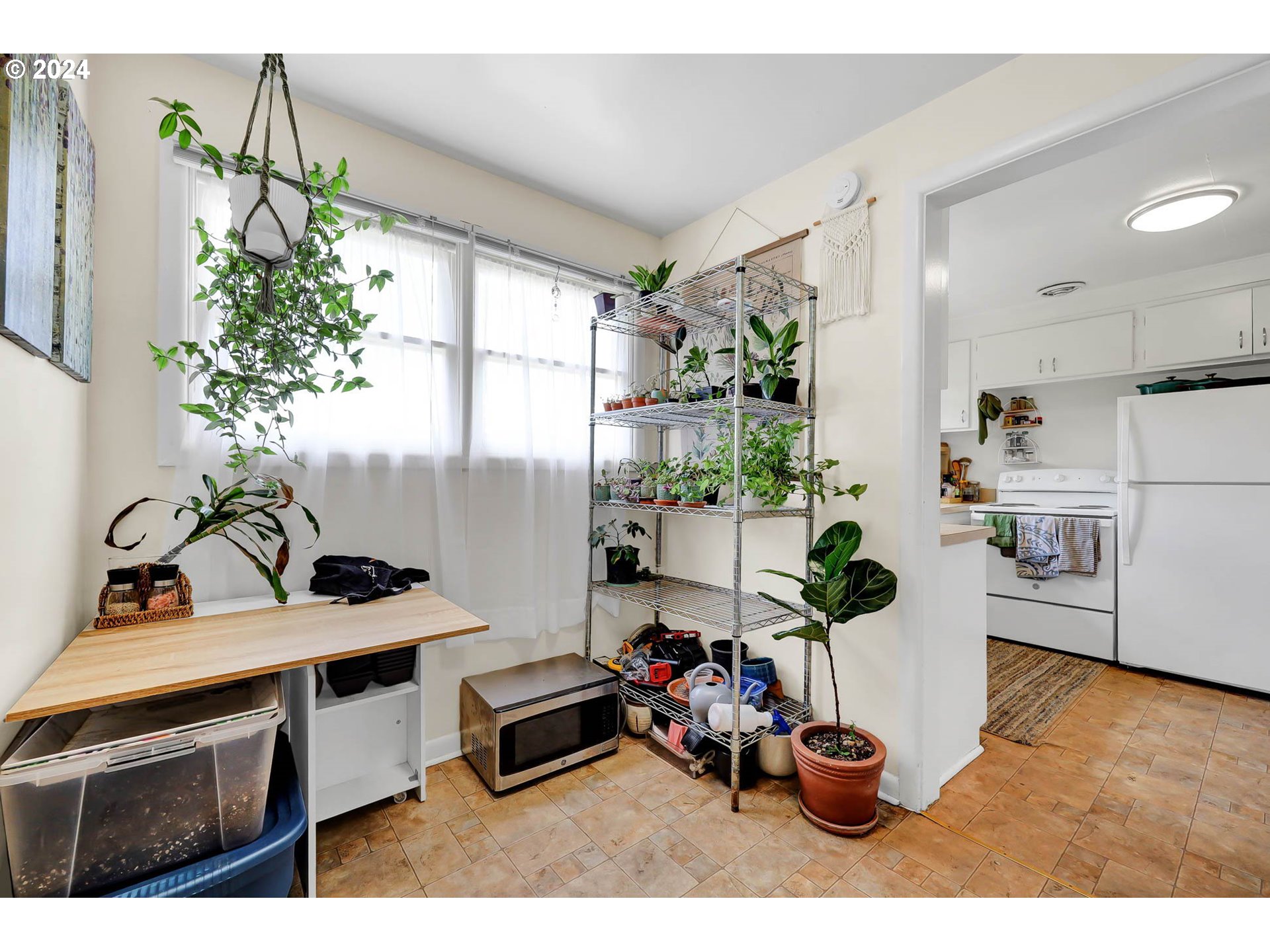 2915-2925 Oak Street Eugene, OR 97405 - Photo 25 of 42 a view of a workspace with furniture and a potted plant