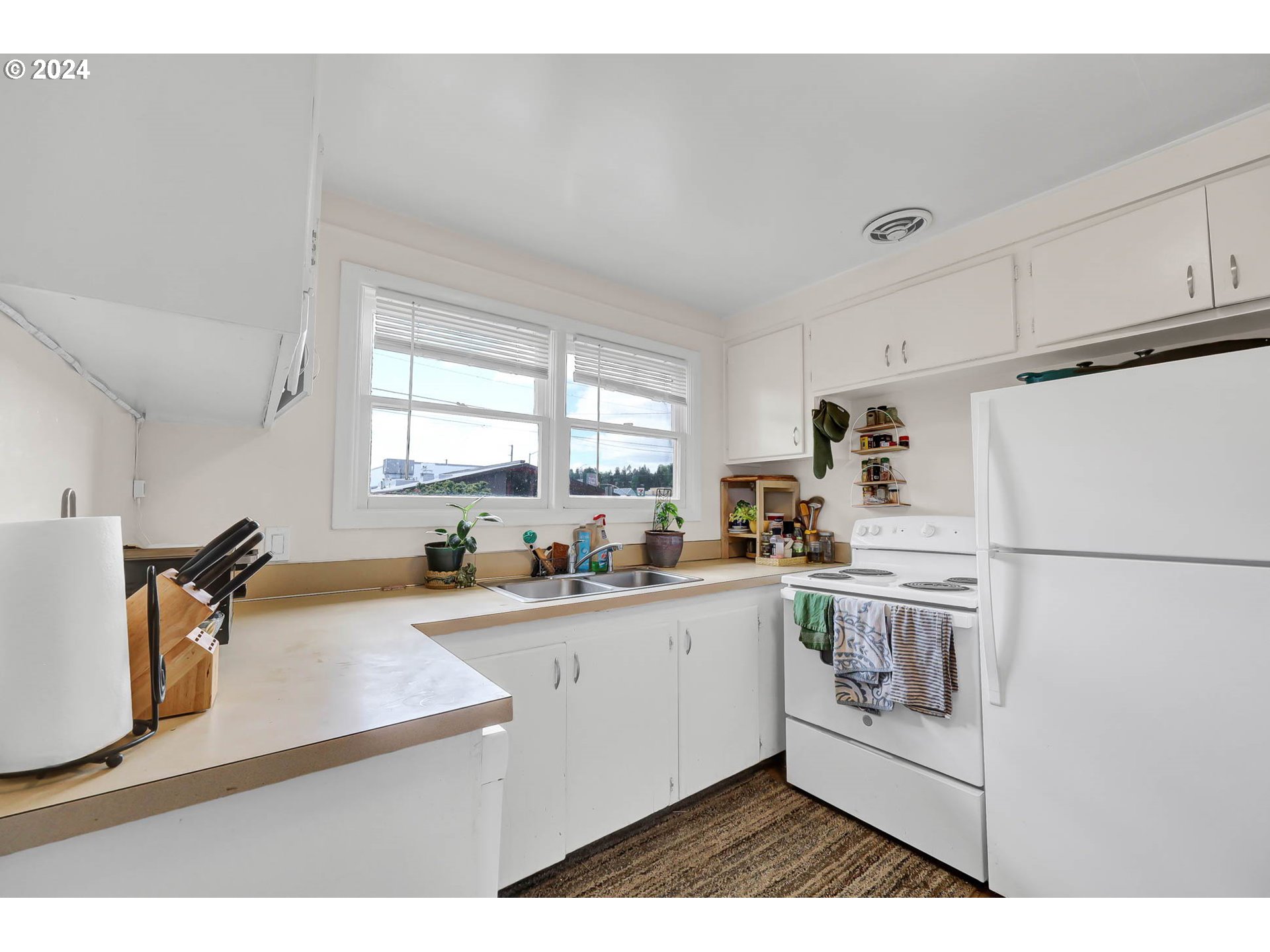 2915-2925 Oak Street Eugene, OR 97405 - Photo 29 of 42 a kitchen with a sink stove and refrigerator