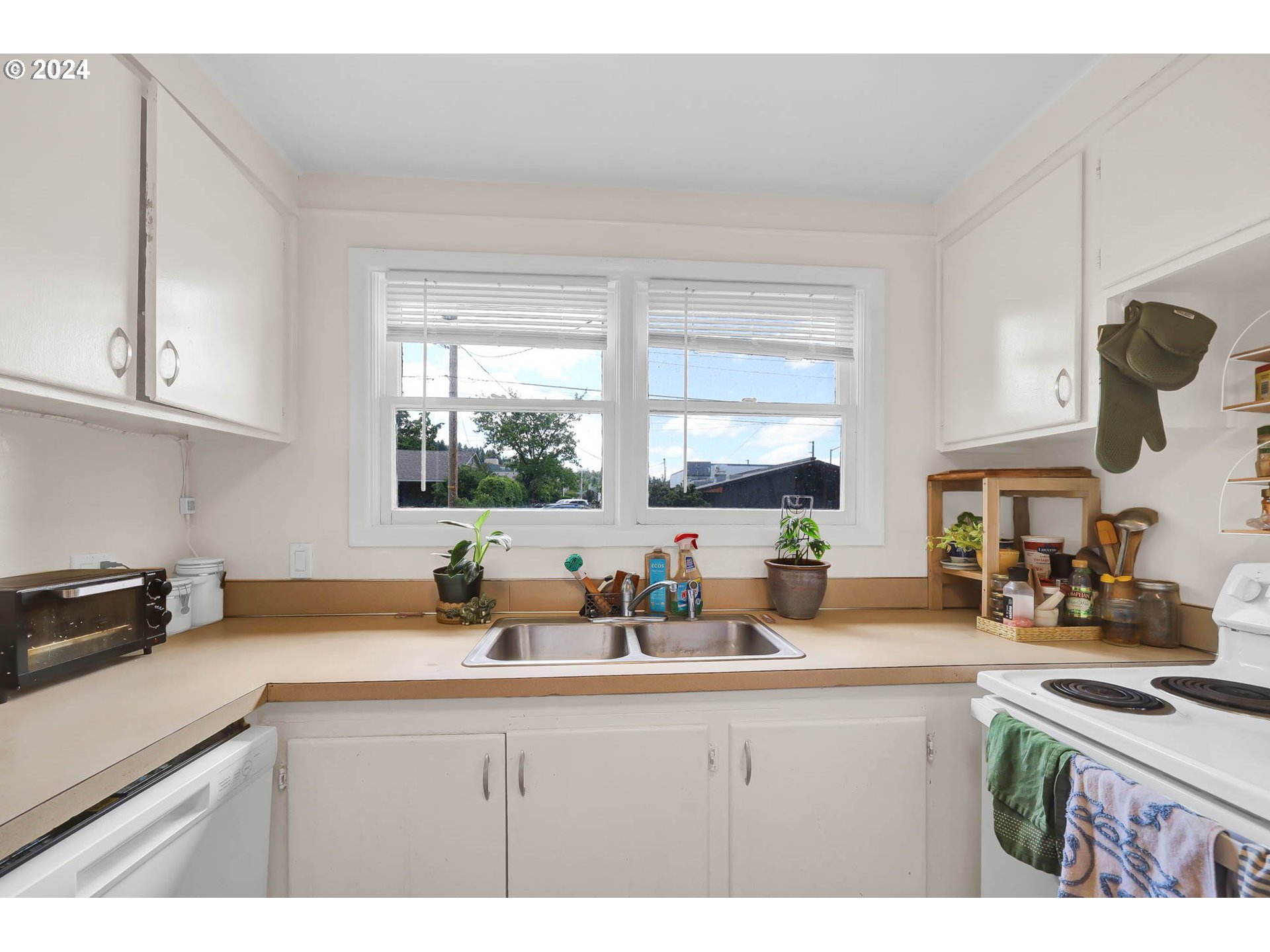 2915-2925 Oak Street Eugene, OR 97405 - Photo 30 of 42 a kitchen with sink a window and cabinets