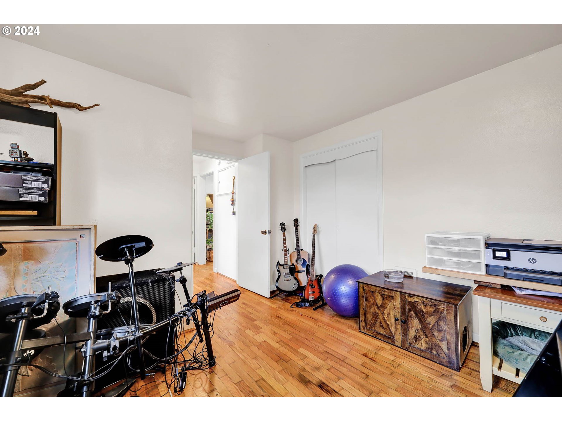 2915-2925 Oak Street Eugene, OR 97405 - Photo 35 of 42 a living room with furniture and gym equipment