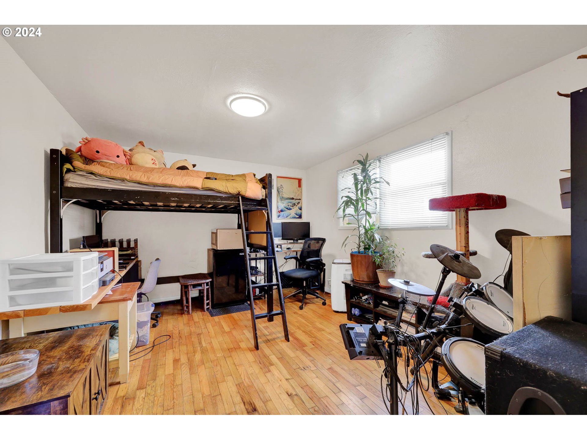 2915-2925 Oak Street Eugene, OR 97405 - Photo 36 of 42 a living room with furniture and a wooden floor