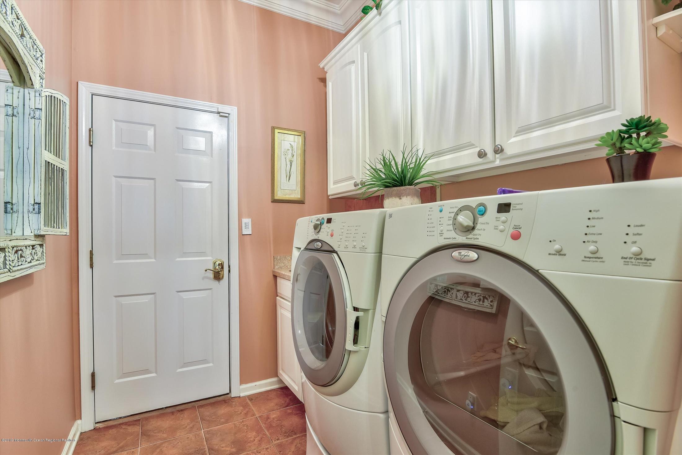 47 Portchester Drive Jackson, NJ 08527 - Photo 29 of 46 a utility room with dryer and washer