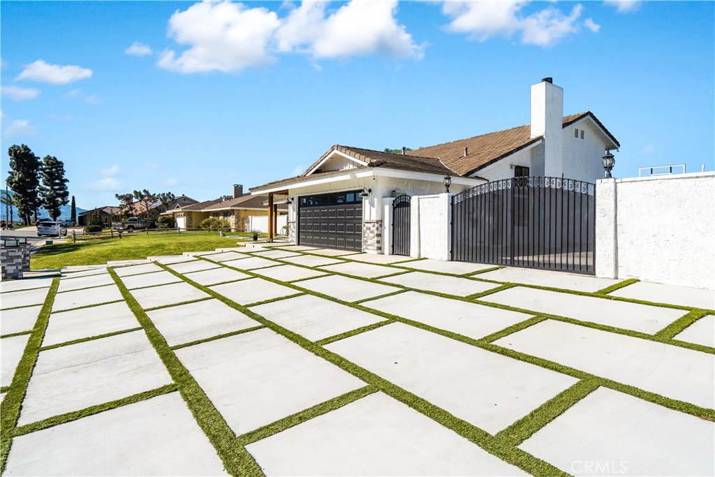 2416 Hialeah Circle Norco, CA 92860 - Photo 46 of 71 Huge Driveway