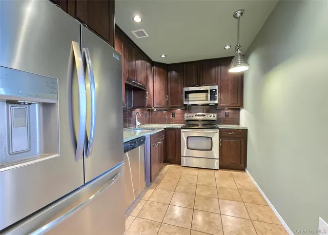 $449,999 | 47 Anchor Street, Unit Y, Freeport, NY 11520