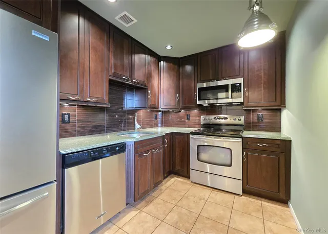 $449,999 | 47 Anchor Street, Unit Y, Freeport, NY 11520