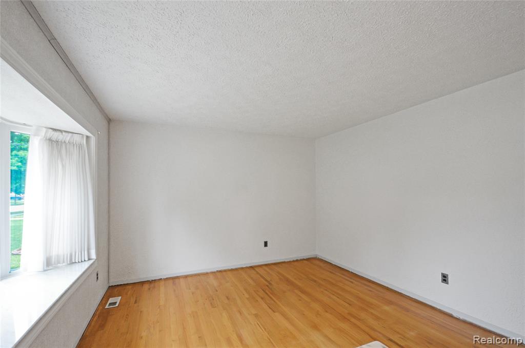 2103 Oakcrest Road Sterling Heights, MI 48310 - Photo 8 of 31