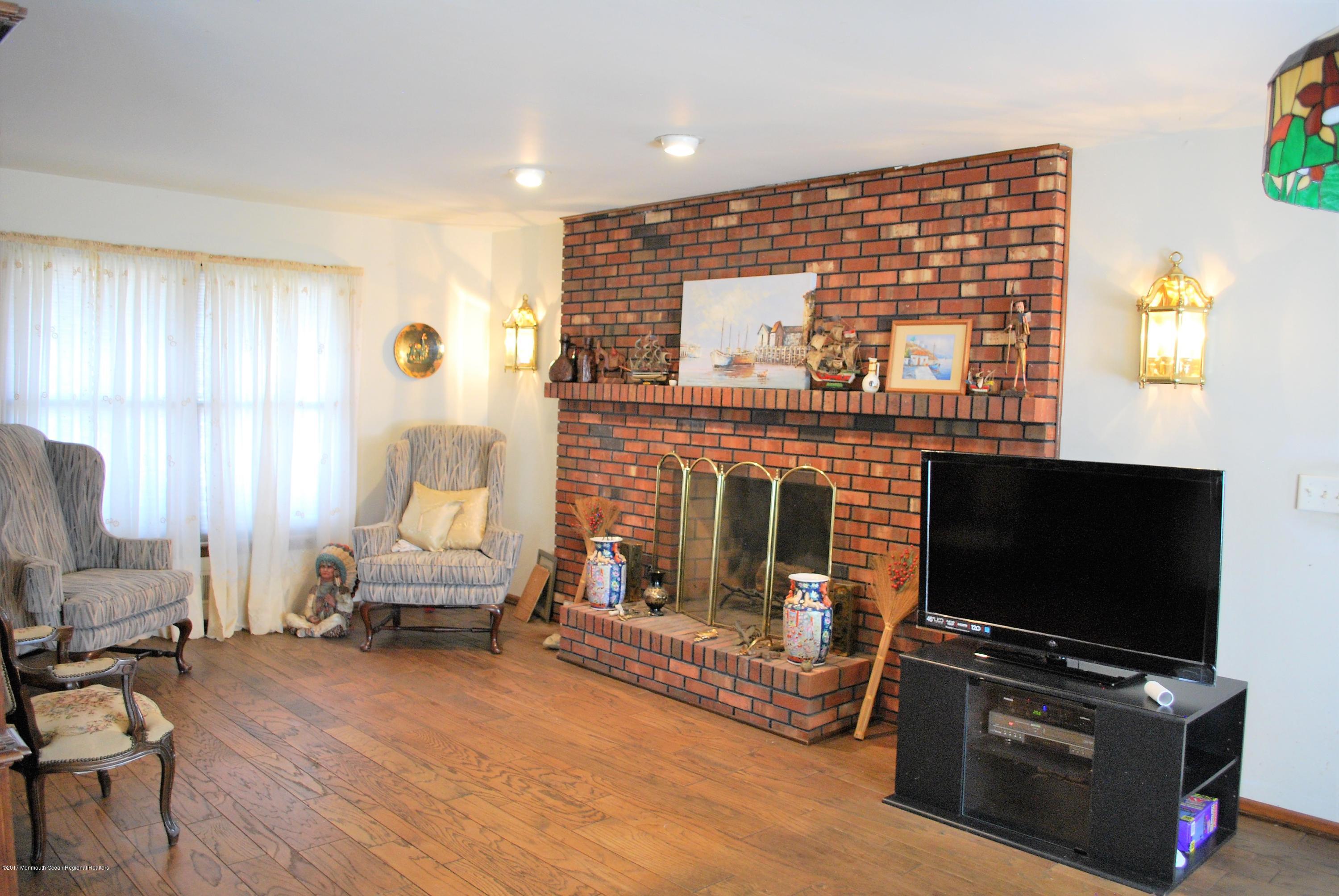 4 Castle Court Howell, NJ 07731 - Photo 5 of 18 DSC_0132