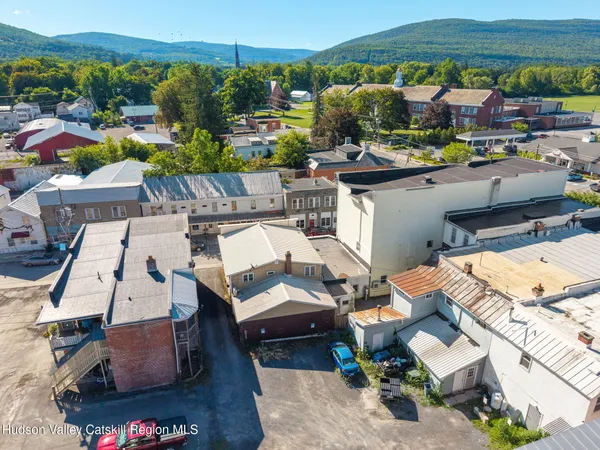 a view of a back yard of the building