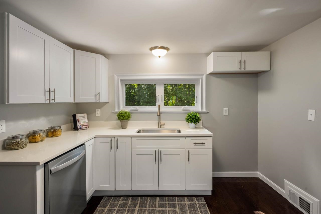 16 Mammoth Road Windham, NH 03087 - Photo 4 of 26