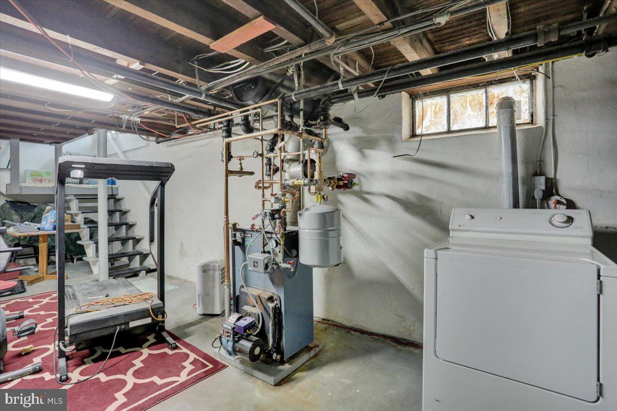 1322 Brooke Boulevard Reading, PA 19607 - Photo 28 of 36 a utility room with dryer and washer