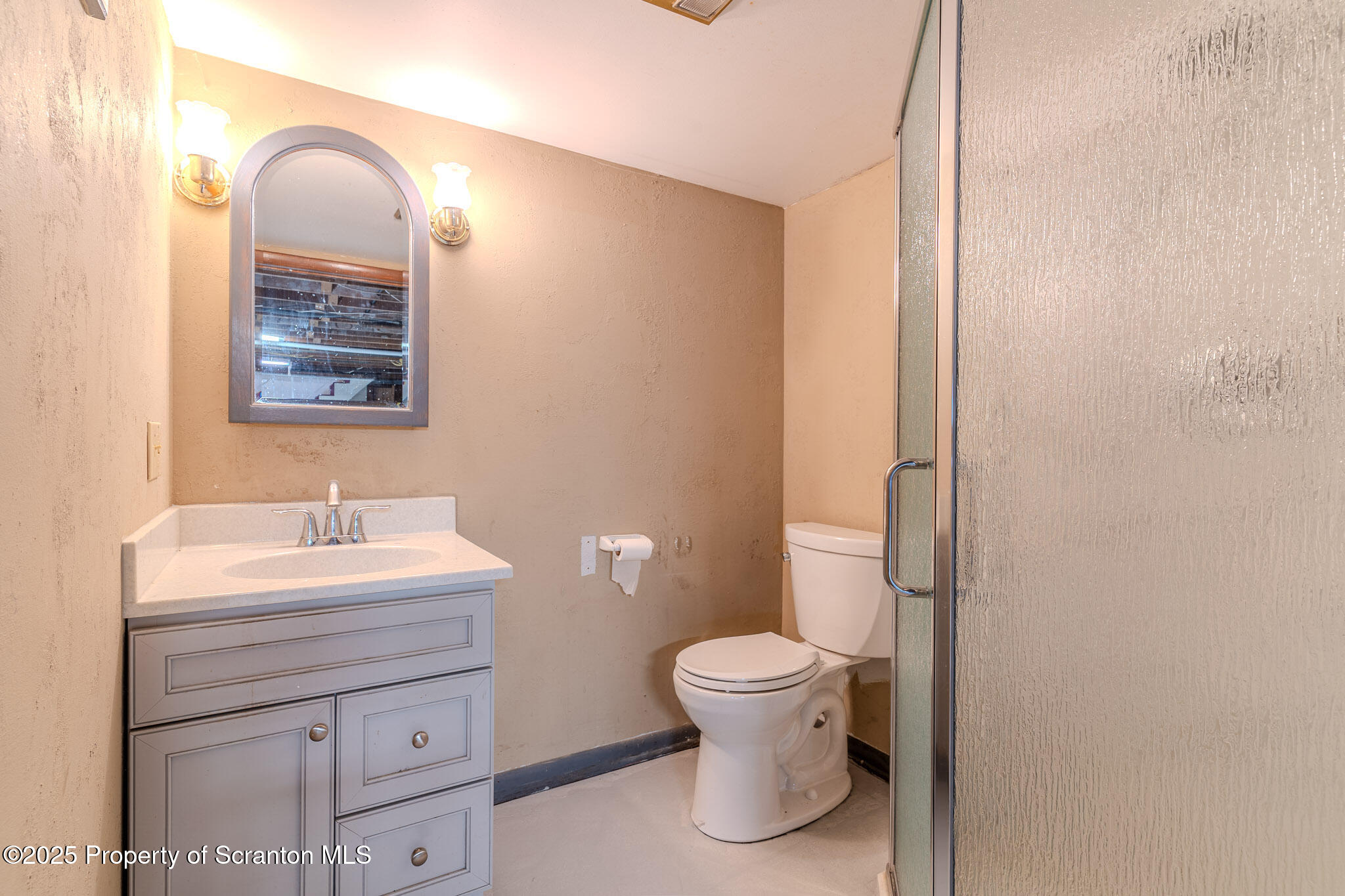 101 Sunset Road Dalton, PA 18414 - Photo 28 of 37 a bathroom with a toilet a sink and mirror