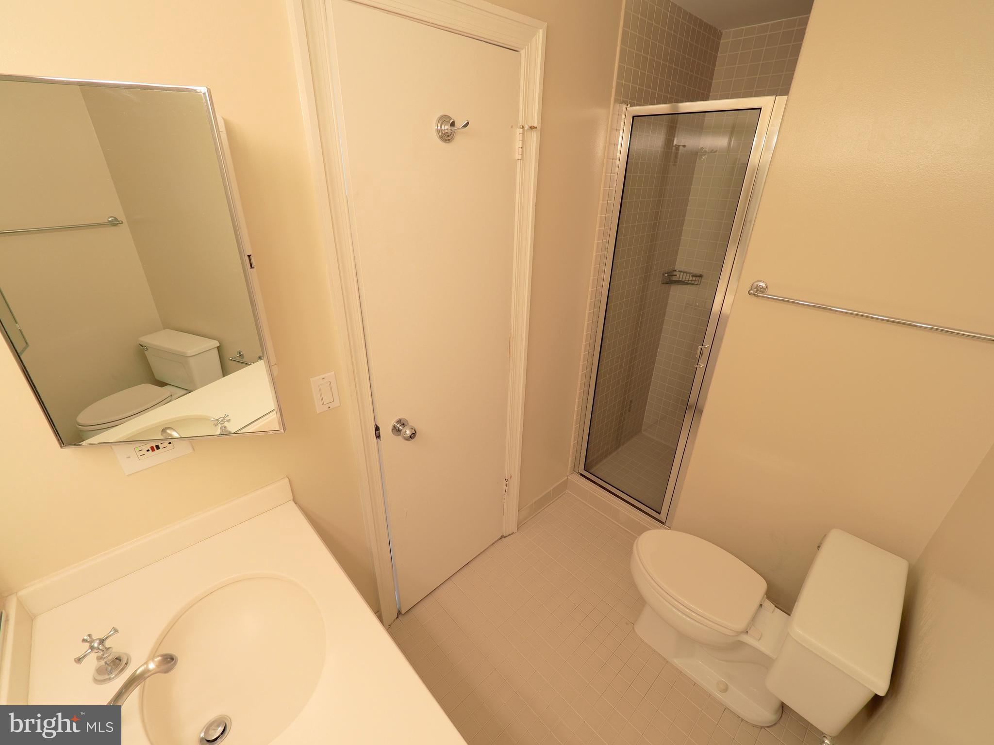 955 26th Street Northwest, Unit 610 Washington, DC 20037 - Photo 18 of 30 Bath